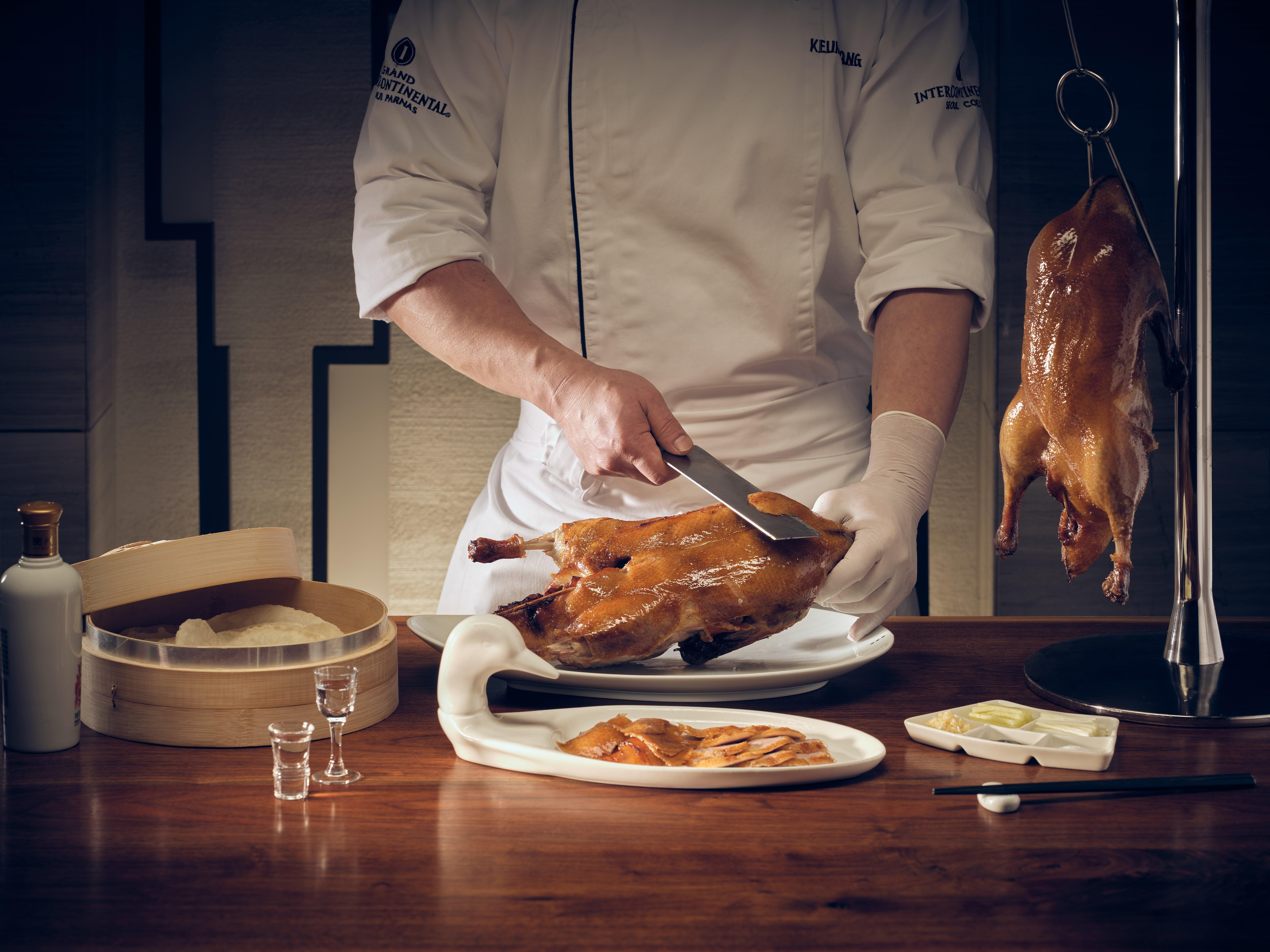 Intercontinental Seoul Coex, An Ihg Hotel Luaran gambar Chef preparing Peking duck