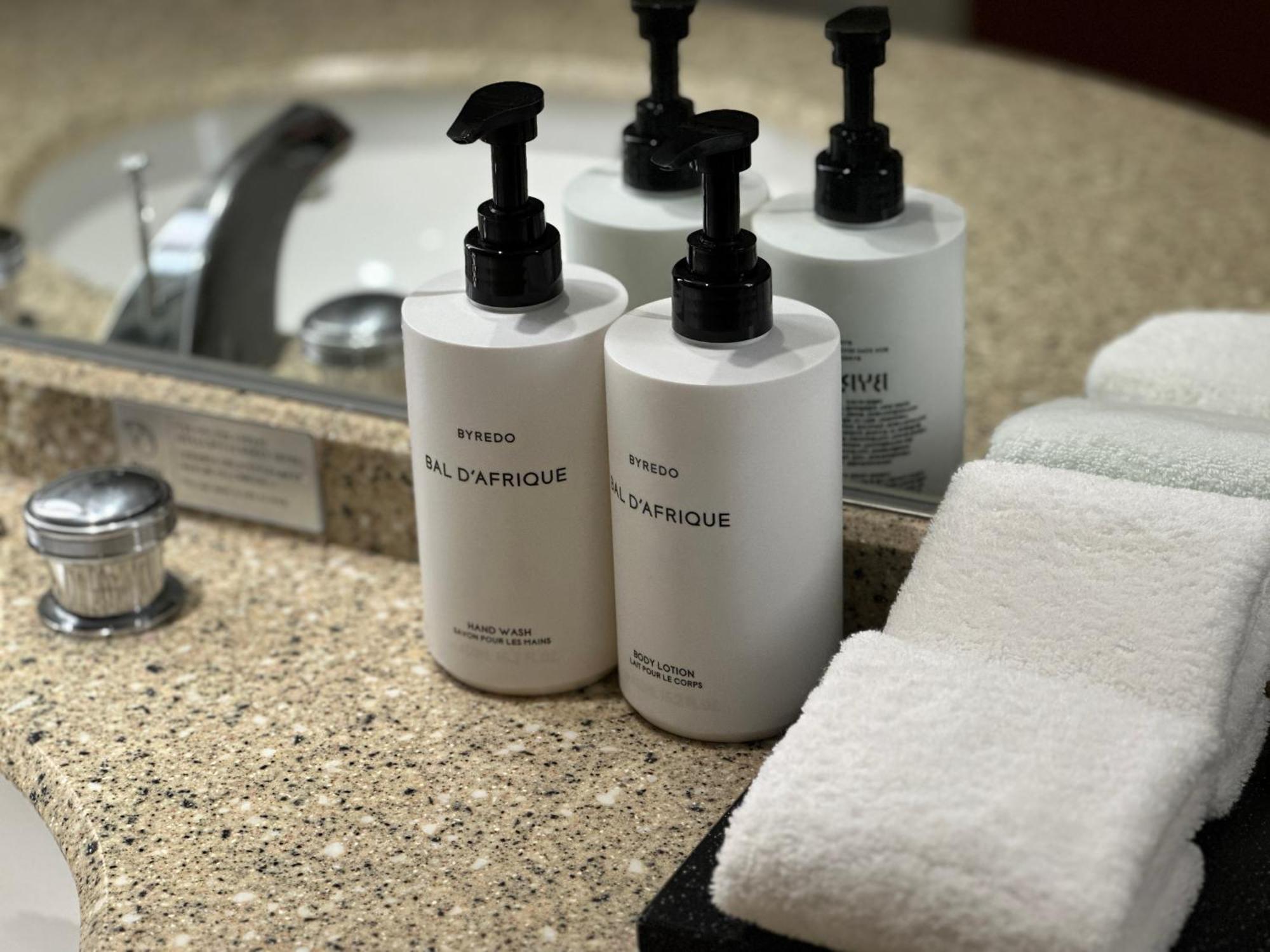 Intercontinental Seoul Coex, An Ihg Hotel Luaran gambar Soap and shampoo dispensers in a hotel bathroom